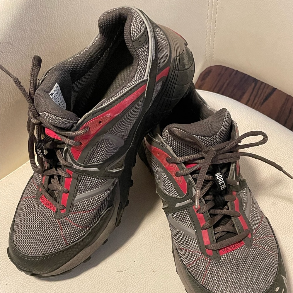 Vasque hiking shoes size 10